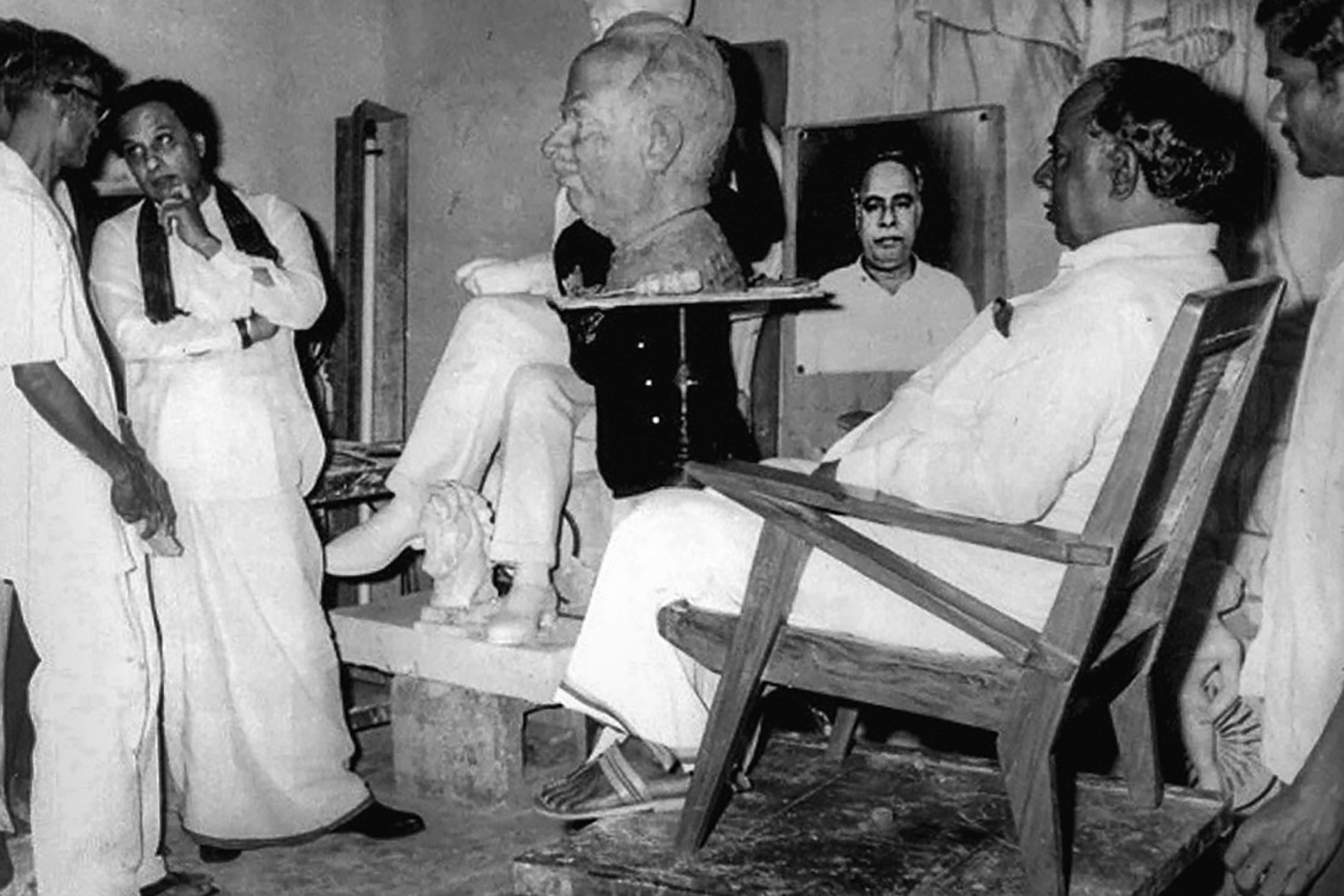 சென்னையில் வைக்கப்பட்ட அண்ணாவின் முதல் சிலை! - பிடிவாதம் பிடித்த எம்.ஜி.ஆர்  | Story Behind the Statue of Arignar Anna Sculpture