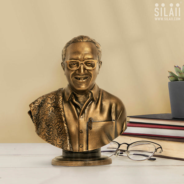 Perasiriyar Anbazhagan Sculpture